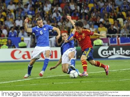 David Silva (R) of Spain vies with Federico Balzaretti (L) of Italy during the final match between Italy and Spain at the Euro 2012 football championships in Kiev, Ukraine, July 1, 2012. (Xinhua Ma Ning) (jyc) UKRAINE-KIEV-EURO 2012 FOOTBALL CHAMPIONSHIPS-FINAL 