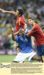 Mario Balotelli (Down) of Italy vies with Sergio Ramos (R) of Spain during the final match between Italy and Spain at the Euro 2012 football championships in Kiev, Ukraine, July 1, 2012. (Xinhua Wu Wei) (jyc) UKRAINE-KIEV-EURO 2012 FOOTBALL CHAMPIONSHIPS-FINAL 