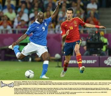 Mario Balotelli (L) of Italy shoots the ball during the final match between Italy and Spain at the Euro 2012 football championships in Kiev, Ukraine, July 1, 2012. (Xinhua Li Yong) (jyc) UKRAINE-KIEV-EURO 2012 FOOTBALL CHAMPIONSHIPS-FINAL 