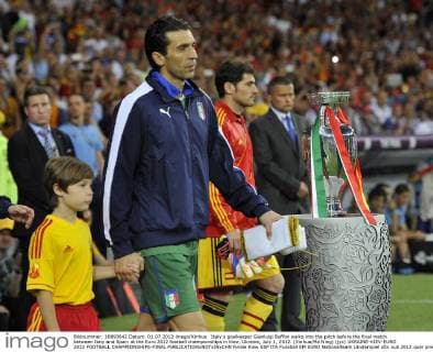 Italy s goalkeeper Gianluigi Buffon walks into the pitch before the final match between Italy and Spain at the Euro 2012 football championships in Kiev, Ukraine, July 1, 2012. (Xinhua Ma Ning) (jyc) UKRAINE-KIEV-EURO 2012 FOOTBALL CHAMPIONSHIPS-FINAL 
