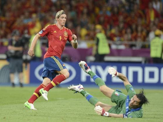 Fernando Torres (L) of Spain shoots the ball against Gianluigi Buffon during the final match between Italy and Spain at the Euro 2012 football championships in Kiev, Ukraine, July 1, 2012. Spain won 4-0 to claim the title. (Xinhua Wu Wei) (jyc) UKRAINE-KIEV-EURO 2012 FOOTBALL CHAMPIONSHIPS-FINAL 