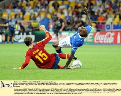 01.07.2012 KIJOW UEFA EURO 2012 ( EUROPEAN CHAMPIONSHIPS UEFA EURO 2012 ) FINAL EURO 2012 ( FINAL EURO 2012 )( GAME SPAIN - ITALY ) NZ SERGIO RAMOS (L), MARIO BALOTELLI (R) -  20120701CSMS0031