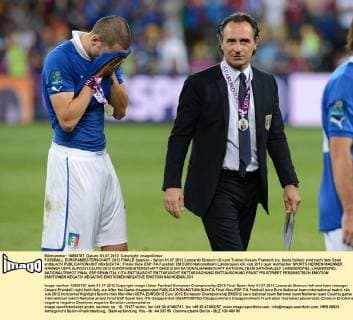 FUSSBALL EUROPAMEISTERSCHAFT 2012 FINALE Spanien - Italien 01.07.2012 Leonardo Bonucci (li) und Trainer Cesare Prandelli (re, beide Italien) sind nach dem Spiel enttäuscht 