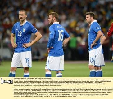 FUSSBALL EUROPAMEISTERSCHAFT 2012 FINALE Spanien - Italien 01.07.2012 Enttäuschte Italiener nach dem Abpfiff: Leonardo Bonucci, Daniele De Rossi und Andrea Barzagli (v.l., alle Italien) 