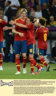 Fernando Torres (L) of Spain celebrates after scoring with his teammate Jordi Alba during the final match between Italy and Spain at the Euro 2012 football championships in Kiev, Ukraine, July 1, 2012. Spain won 4-0 to claim the title. (Xinhua Li Jundong) (jyc) UKRAINE-KIEV-EURO 2012 FOOTBALL CHAMPIONSHIPS-FINAL 