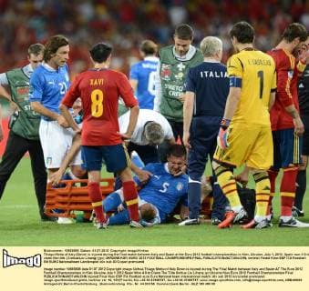 Thiago Motta of Italy (Down) is injured during the final match between Italy and Spain at the Euro 2012 football championships in Kiev, Ukraine, July 1, 2012. Spain won 4-0 to claim the title. (Xinhua Liu Lihang) (jyc) UKRAINE-KIEV-EURO 2012 FOOTBALL CHAMPIONSHIPS-FINAL 