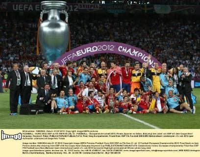 FUSSBALL - EURO 2012, ESP vs ITA KIEW,01.JUL.12 - FUSSBALL - Europameisterschaft 2012, Finale, Spanien vs Italien. Bild zeigt den Jubel von ESP mit dem Coupe Henri Delaunay. Keyword: Pokal. 
