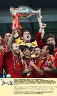 FUSSBALL - EURO 2012, ESP vs ITA KIEW,01.JUL.12 - FUSSBALL - Europameisterschaft 2012, Finale, Spanien vs Italien, Siegerehrung. Bild zeigt den Jubel von ESP mit Iker Casillas (ESP) und dem Coupe Henri Delaunay. Keywords: Pokal. 