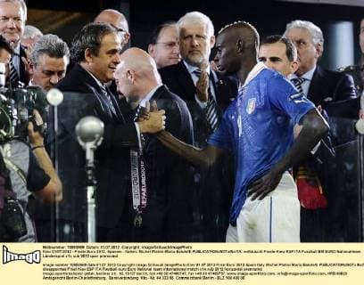 Kiev 01 07 2012 - Finale Euro 2012, Spanien - Italien: Michel Platini-Mario Balotelli 