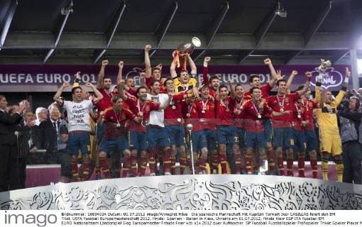 Die spanische Mannschaft mit Kapitän Torwart Iker CASILLAS feiert den EM Titel. UEFA Fussball Europameisterschaft 2012, Finale: Spanien - Italien in Kiew, Ukraine am 01.07.2012,