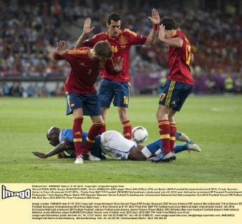 Gerard PIQUE (ESP), Sergio BUSQUETS (ESP), Alvaro ARBELOA (ESP) gegen Mario BALOTELLI (ITA) am Boden UEFA Fussball Europameisterschaft 2012, Finale: Spanien - Italien in Kiew, Ukraine am 01.07.2012,