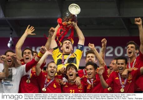 Fussball Kiew 01.07.2012 Europameisterschaften Finale Spanien (ESP) - Italien (ITA) 4:0 Spanien ist Europameister Iker Casillas (Spanien, TW, No.01) mit Pokal Andres Iniesta (Spanien, No.06) David Silva (Spanien, No.21) Jesus Navas (Spanien, No.22) Gerard Pique (Spanien, No.03) Alvaro Arbeloa (Spanien, No.17) Sergio Ramos (Spanien, No.15) li. Pedro - Pedrito - Rodriguez (Spanien, No.07)