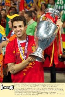 Fussball Kiew 01.07.2012 Europameisterschaften Finale Spanien (ESP) - Italien (ITA) 4:0 Spanien ist Europameister Cesc Fabregas (Spanien, No.10) mit Pokal