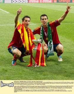 Fussball Kiew 01.07.2012 Europameisterschaften Finale Spanien (ESP) - Italien (ITA) 4:0 Spanien ist Europameister Xavi Hernandez (Spanien, No.08) Sergio Busquets (Spanien, No.16) re. mit Pokal