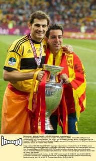 Fussball Kiew 01.07.2012 Europameisterschaften Finale Spanien (ESP) - Italien (ITA) 4:0 Spanien ist Europameister Iker Casillas (Spanien, TW, No.01) Xavi Hernandez (Spanien, No.08)