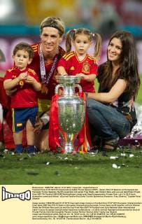 Fussball Kiew 01.07.2012 Europameisterschaften Finale Spanien (ESP) - Italien (ITA) 4:0 Spanien ist Europameister Fernando Torres (Spanien, No.09) zusammen mit seiner Frau Olalla, den Kindern Nora und Leo und dem Pokal