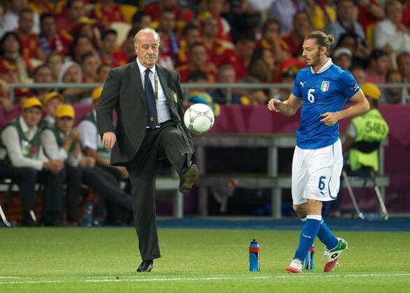 Fussball Kiew 01.07.2012 Europameisterschaften Finale Spanien (ESP) - Italien (ITA) 4:0 Spanien ist Europameister Vicente del Bosque (Spanien, Trainer) Federico Balzaretti (Italien, No.06)