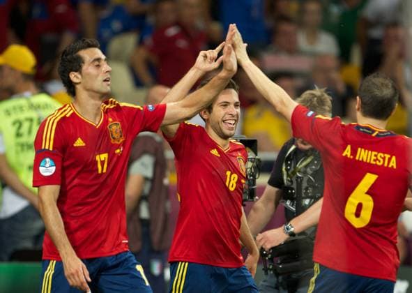 Fussball Kiew 01.07.2012 Europameisterschaften Finale Spanien (ESP) - Italien (ITA) 4:0 Spanien ist Europameister Jubel nach dem 2:0 durch Jordi Alba (Spanien, No.18) Andres Iniesta (Spanien, No.06) Alvaro Arbeloa (Spanien, No.17)