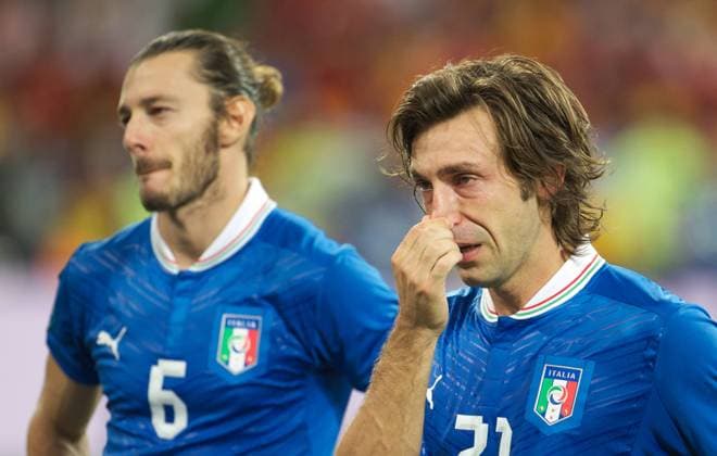 Fussball Kiew 01.07.2012 Europameisterschaften Finale Spanien (ESP) - Italien (ITA) 4:0 Spanien ist Europameister niedergeschlagene Italiener Andrea Pirlo (Italien, No.21) Federico Balzaretti (Italien, No.06)
