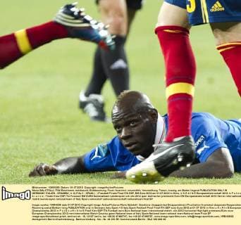 Mario BALOTELLI, ITA9 Emotionen, enttäuscht, Enttäuschung, Frust, frustriert, verzweifelt, Verzweiflung, Trauer, traurig, am Boden liegend PUBLICATION ONLY IN GERMANY ITALIEN - SPANIEN ( 4: 0) ITALY - SPAIN ( : ) Fussball Finale Final ITA ESP, EM Euro 2012 am 01.07.2012 in Kiew, U K R A I N E Europameisterschaft 2012 in P o l e n, U k r a i n e