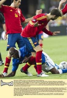 Mario BALOTELLI, ITA9 gegen Sergio BUSQUETS, ESP16, Gerard PIQUE, ESP3 Aktion, Zweikampf, Spielszene, Tackling, Ball Emotionen, enttäuscht, Enttäuschung, Frust, frustriert, verzweifelt, Verzweiflung, Trauer, traurig, am Boden liegend PUBLICATION ONLY IN GERMANY ITALIEN - SPANIEN ( 4: 0) ITALY - SPAIN ( : ) Fussball Finale Final ITA ESP, EM Euro 2012 am 01.07.2012 in Kiew, U K R A I N E Europameisterschaft 2012 in P o l e n, U k r a i n e