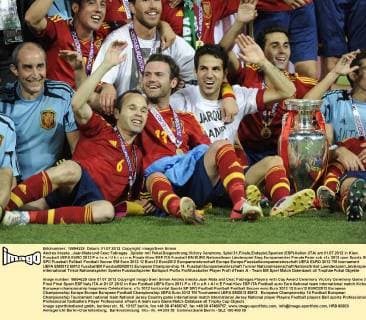 Andres Iniesta , Juan Mata und Cesc Fabregas ,Spieler mit Pokal,Siegerehrung,Victory Ceremony. Spiel 31,Finale,Endspiel,Spanien (ESP)-Italien (ITA) am 01.07.2012 in Kiew. Fussball UEFA EURO 2012 P o l e n U k r a i n e