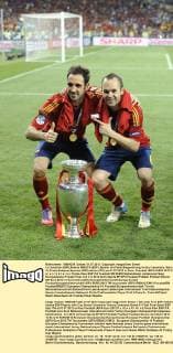 v.li:Juanfran (ESP),Andres INIESTA (ESP) ,Spieler mit Pokal,Siegerehrung,Victory Ceremony. Spiel 31,Finale,Endspiel,Spanien (ESP)-Italien (ITA) am 01.07.2012 in Kiew. Fussball UEFA EURO 2012 P o l e n U k r a i n e