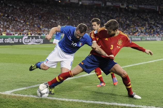 v.li:Antonio CASSANO (ITA),Aktion,Zweikampf gegen Gerard PIQUE (ESP). Spiel 31,Finale,Endspiel,Spanien (ESP)-Italien (ITA) am 01.07.2012 in Kiew. Fussball UEFA EURO 2012 P o l e n U k r a i n e vom 08.06. - 01.07.2012.