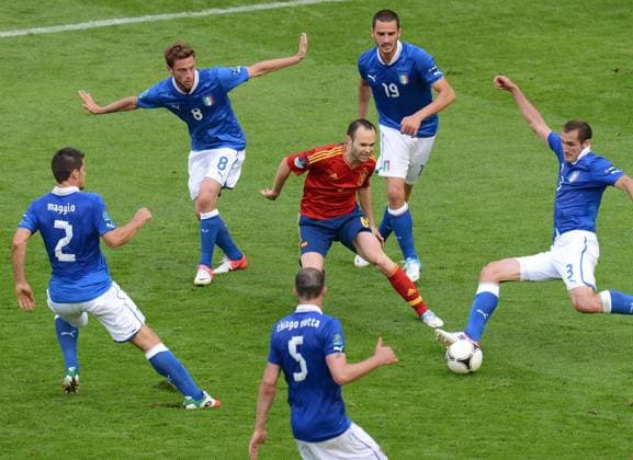 FUSSBALL EUROPAMEISTERSCHAFT 2012 VORRUNDE Spanien - Italien 10.06.2012 Andres Iniesta (Mitte, Spanien) hat es schwer gegen die Italiener Christian Maggio (2) Claudio Marchisio (8) Leonardo Bonucci (19) Giorgio Chiellini (3) und Thiago Motta (5) 