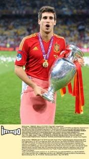 FUSSBALL EUROPAMEISTERSCHAFT 2012 FINALE Spanien - Italien 01.07.2012 Javi Martinez (Spanien) mit dem EM Pokal 