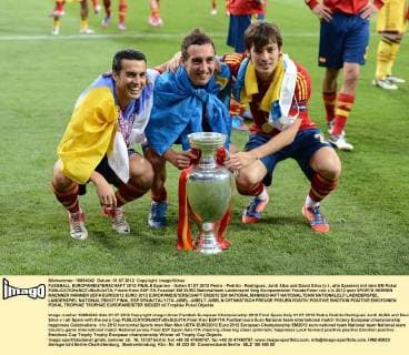 FUSSBALL EUROPAMEISTERSCHAFT 2012 FINALE Spanien - Italien 01.07.2012 Pedro - Pedrito - Rodriguez, Jordi Alba und David Silva (v.l., alle Spanien) mit dem EM Pokal 