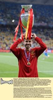 FUSSBALL EUROPAMEISTERSCHAFT 2012 FINALE Spanien - Italien 01.07.2012 Gerard Pique (Spanien) jubelt mit dem EM Pokal 