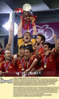 FUSSBALL EUROPAMEISTERSCHAFT 2012 FINALE Spanien - Italien 01.07.2012 Torwart Iker Casillas (Spanien) stemmt den EM Pokal in die Höhe. Mit dem Torwart freuen sich in der 1. Reihe u.a. Andres Iniesta, David Silva, Gerard Pique, Jesus Navas (v.l., alle Spanien) 