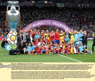 FUSSBALL EUROPAMEISTERSCHAFT 2012 FINALE Spanien - 01.07.2012 Spanisches Teamphoto mit EM Pokal 