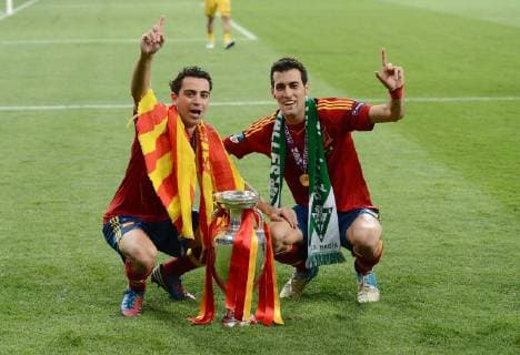 FUSSBALL EUROPAMEISTERSCHAFT 2012 FINALE Spanien - Italien 01.07.2012 Xavi Hernandez (li) und Sergio Busquets (re, beide Spanien) mit dem EM Pokal 