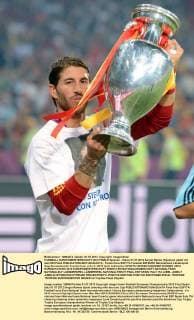 FUSSBALL EUROPAMEISTERSCHAFT 2012 FINALE Spanien - Italien 01.07.2012 Sergio Ramos (Spanien) jubelt mit dem EM Pokal 