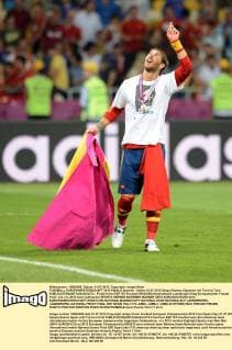 FUSSBALL EUROPAMEISTERSCHAFT 2012 FINALE Spanien - Italien 01.07.2012 Sergio Ramos (Spanien) mit Torrero Tuch 