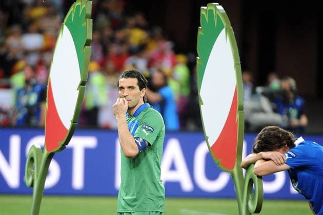 Fußball EURO 2012 Spanien - Italien am 01.07.2012 im Olympia-Stadion in Kiew Gianluigi Buffon ( Italien ), links und Riccardo Montolivo ( Italien ), rechts enttäuscht