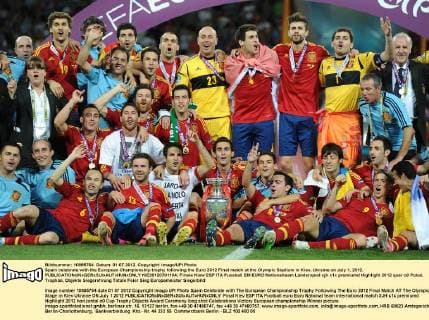 Spain celebrate with the European Championship trophy following the Euro 2012 Final match at the Olympic Stadium in Kiev, Ukraine on July 1, 2012.  KIE20120701104