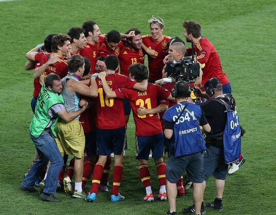 Fans (Front) run into the pitch after the final match between Italy and Spain at the Euro 2012 football championships in Kiev, Ukraine, July 1, 2012. Spain won 4-0 to claim the title. (Xinhua Meng Yongmin) (jyc) UKRAINE-KIEV-EURO 2012 FOOTBALL CHAMPIONSHIPS-FINAL 