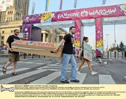 Warschau 01.07.2012 - Natalia Siwiec protestiert mit Fans gegen Sol Campbell und die BBC am Tag des Finalspiels der Euro 2012 adto_010712 