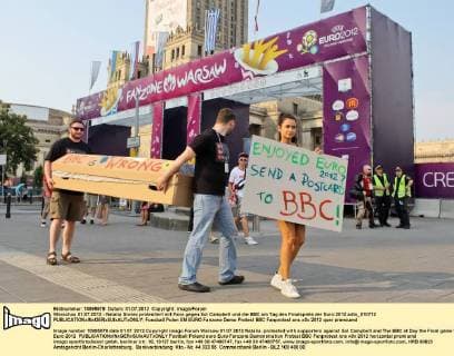 Warschau 01.07.2012 - Natalia Siwiec protestiert mit Fans gegen Sol Campbell und die BBC am Tag des Finalspiels der Euro 2012 adto_010712 