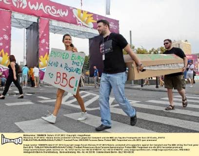 Warschau 01.07.2012 - Natalia Siwiec protestiert mit Fans gegen Sol Campbell und die BBC am Tag des Finalspiels der Euro 2012 adto_010712 