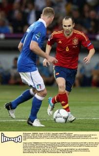 FUSSBALL - EURO 2012, ESP vs ITA KIEW,UKRAINE,01.JUL.12 - FUSSBALL - UEFA Europameisterschaft 2012 in Polen und der Ukraine, Finale, Spanien vs Italien. Bild zeigt Andres Iniesta (ESP) und Ignazio Abate (ITA). 