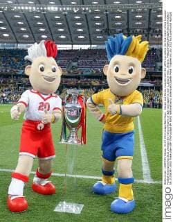 Slavek and Slavko mascots with the UEFA Cup before the final match of the European Football Championship 2012 between the national teams of Italy and Spain on July 1, 2012 in Kiev, Ukraine.  EN_01036397_0003