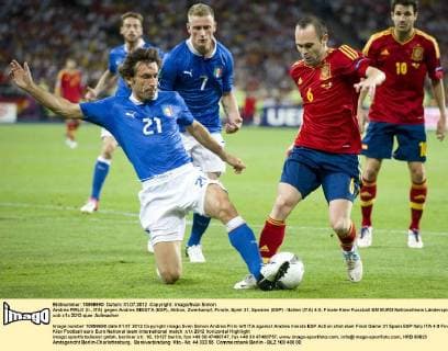 Andrea PIRLO (li., ITA) gegen Andres INIESTA (ESP), Aktion, Zweikampf, Finale, Spiel 31, Spanien (ESP) - Italien (ITA) 4:0