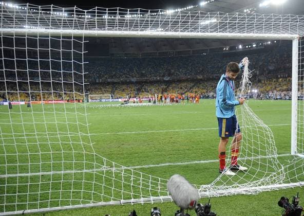 KIEV. JULY 1, 2012. Spain s Gerard Pique cutting down the net after their victory against Italy in the final match of the UEFA European Football Championship (Euro 2012 final), at the Olympic Stadium in Kiev. Spain defeated Italy 4 - 0.  RE102711