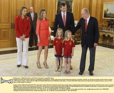 Empfang des Europameisters Spanien im Madrider Königspalast - König Juan Carlos die Prinzessinnen Leonor und Sofia, Töchter von Kronprinz Felipe und Prinzessin Letizia und Prinzessin Elena - RobertxSmith 