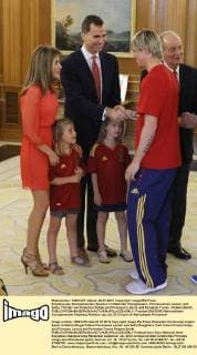 Empfang des Europameisters Spanien im Madrider Königspalast - Prinzessinnen Leonor und Sofia, Töchter von Kronprinz Felipe und Prinzessin Letizia und Fernando Torres - RobertxSmith 