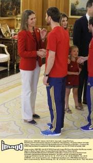 Empfang des Europameisters Spanien im Madrider Königspalast - Prinzessin Elena und Xabi Alonso - RobertxSmith 